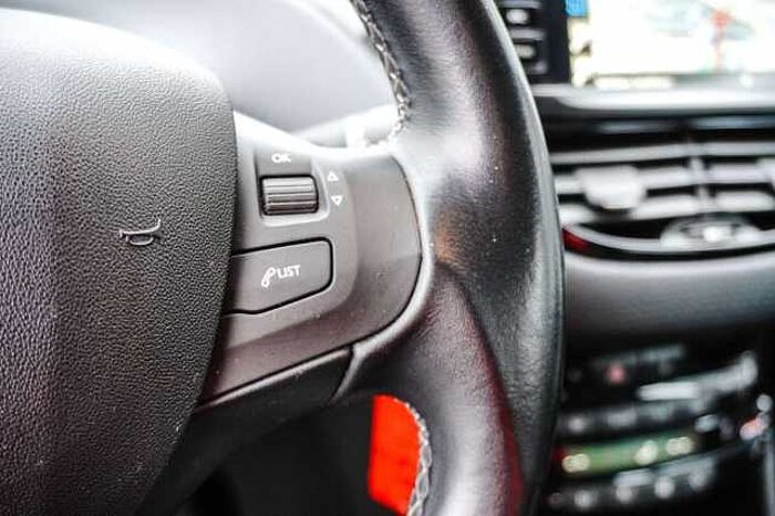 Peugeot 2008 Allure PureTech 110 Automatik/Allwetter